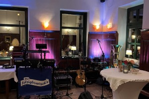 Die-Fetzigboarisch´n-Buehnenbild_Kastanienhof-Aying